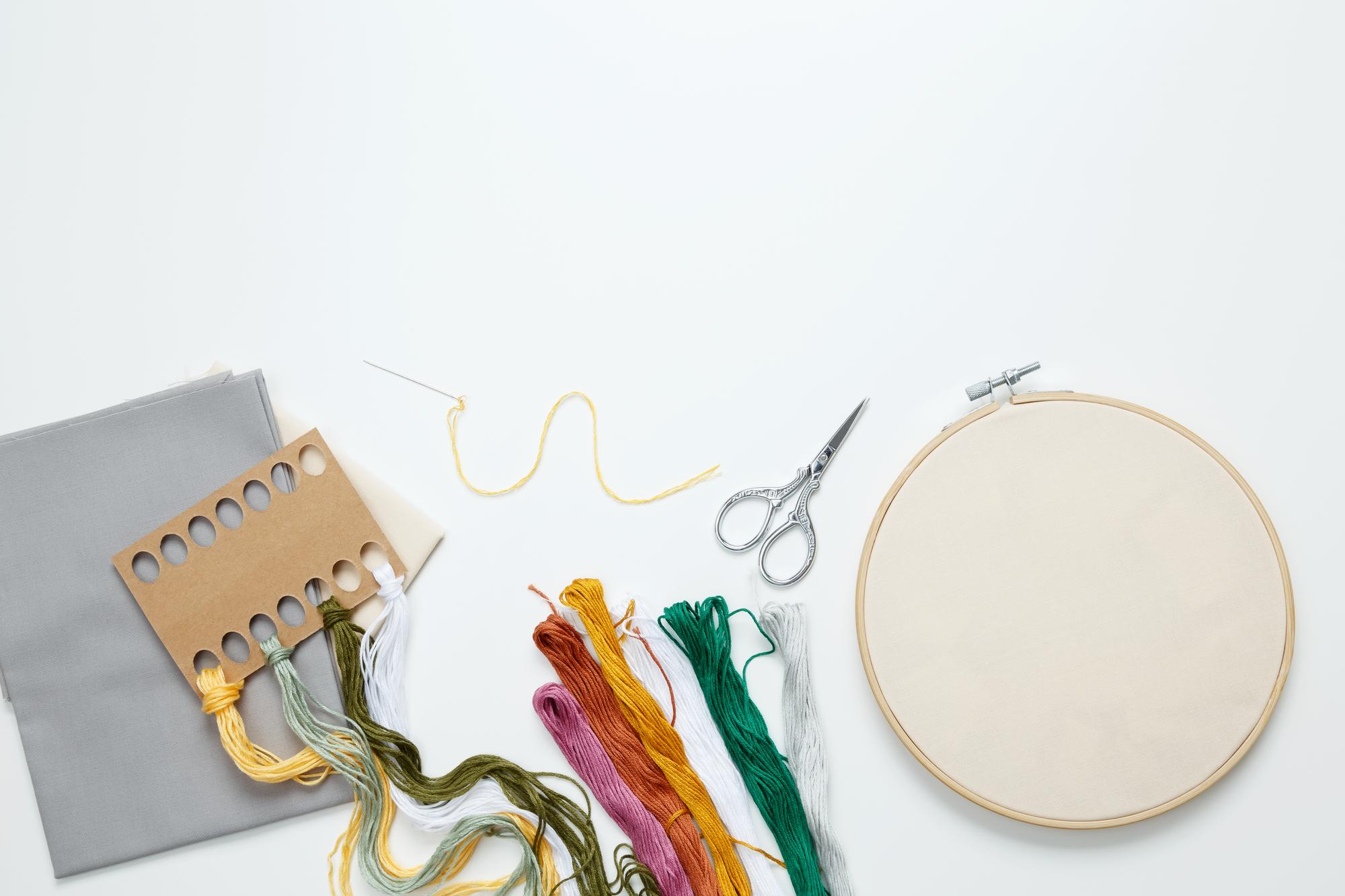 Atelierarbeitsplatz mit Stickrahmen und Garn