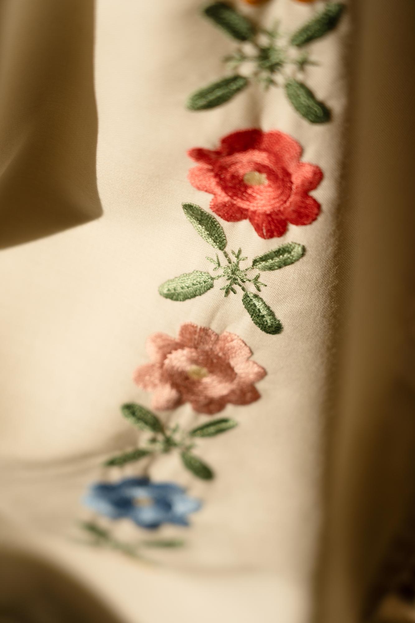 Nahaufnahme einer handgestickten Blume auf Leinen